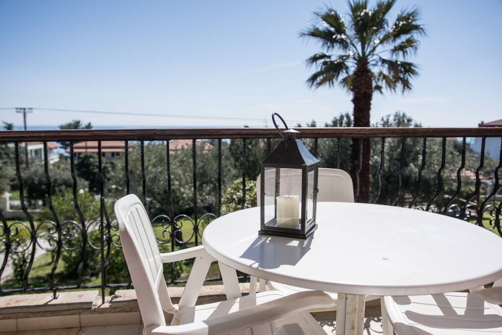 BALCONY WITH VIEW TO THE SEA