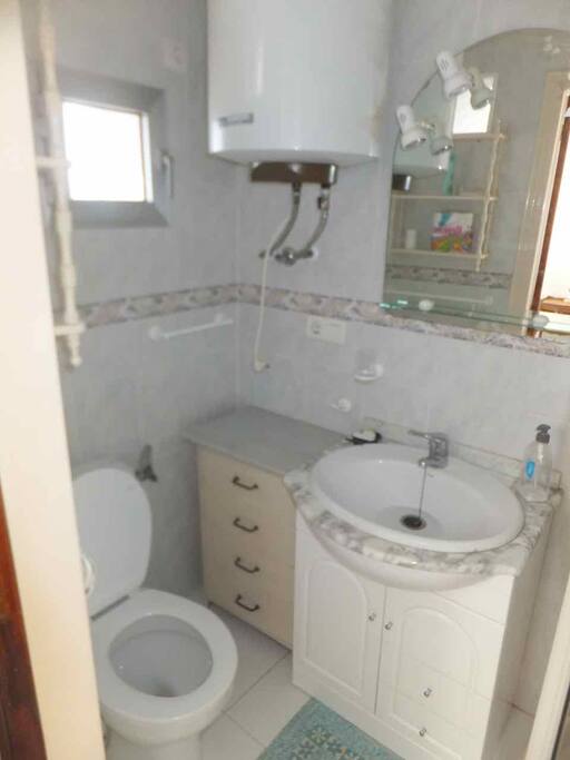 Angeschlossene Toilette zum Hauptschlafzimmer/Attached bathroom to the principle bed room