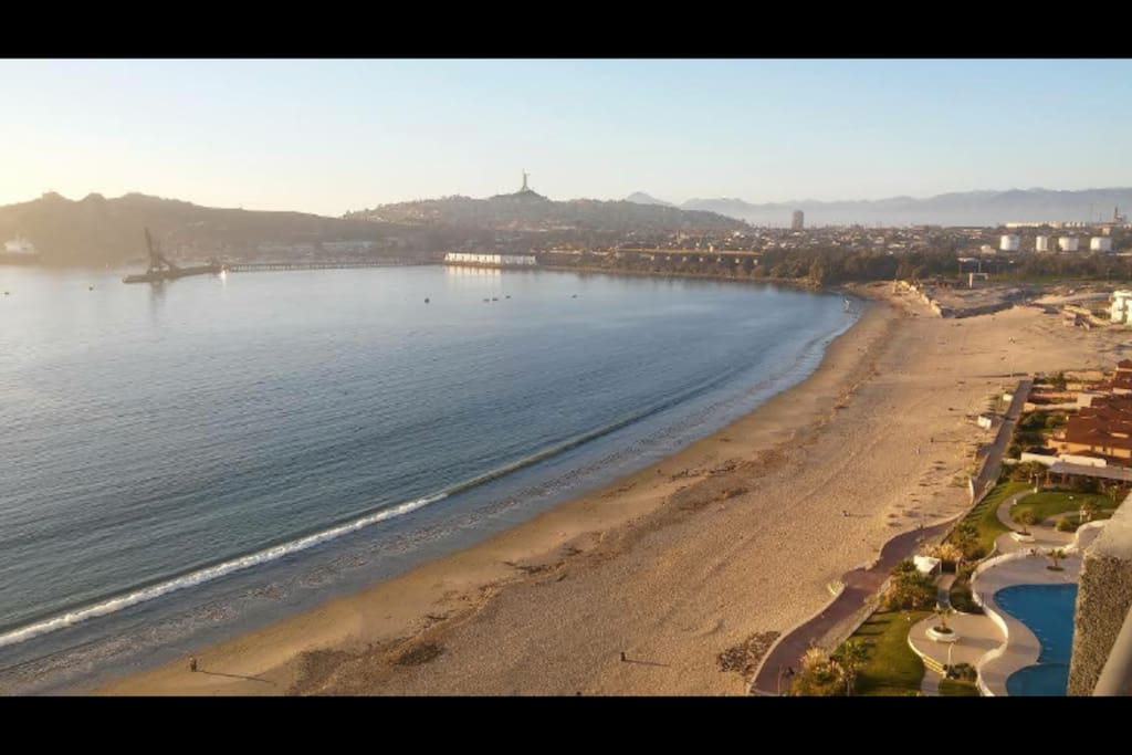 DEPARTAMENTO UBICADO EN EL PISO 18 EN LA HERRADURA COQUIMBO CUENTA CON COCINA ,WIFI, TV CON PANTALLA PLANA SMARTV ,PISCINA ,LAVANDERIA, LOCALISALIDA DIRECTA A LA PLAYA Y APARCAMIENTO GRATUITO PRIVADO .
ESTA A 13 KM DE LA SERENA , A 3.4 KM DE COQUIMBO, 10 KM DE TOTORALILLO Y A 16 KM DEL AEROPUERTO DE LA FLORIDA .
CERCANO A SUPERMERCADOS.
LOCATED IN COQUIMBO LA HERRADURA FEATURES SELF-CATERING ACCOMMODATION WITH TERRACE AND FRRE WIFI .THIS TWO BEDROOM COMES WITH A KITCHEN, A SEATING A DINING AREA AND A SATELLITE FLAT- SCREEN TV .
THE APARTMENT HAS SEA VIEWS AND IS 13 KM FROM LA SERENA ,TOTORALILLO IS 10 KM, THE NEAREST AIRPORT IS LA FLORIDA 16 KM