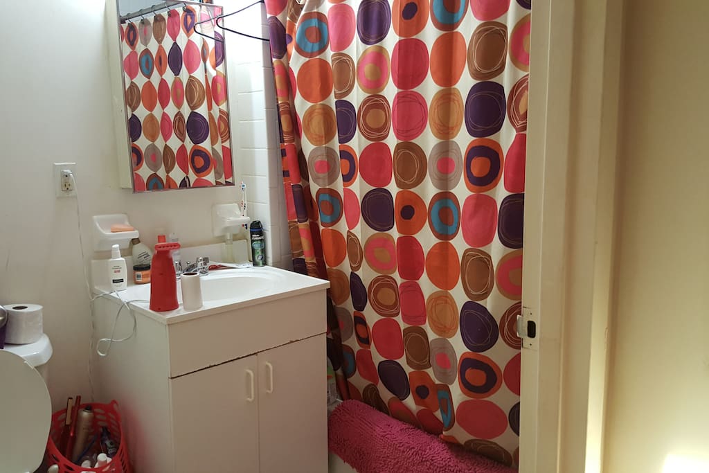 Quaint bathroom with amenities
