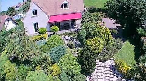 House with pool with Pyrenees view near Pau