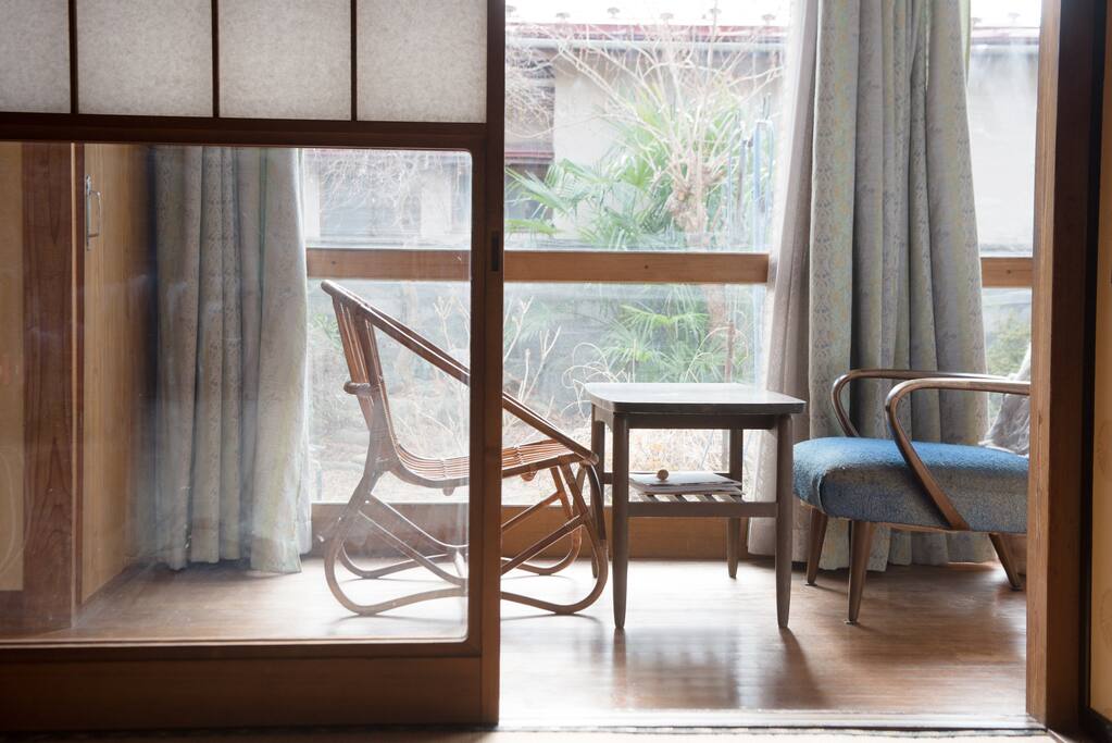 Light is stung in the daytime, it is warm and warm space. Please use for morning coffee or branch. There are about 8 mats on the rim. I turn on the heater when it is cold in winter.