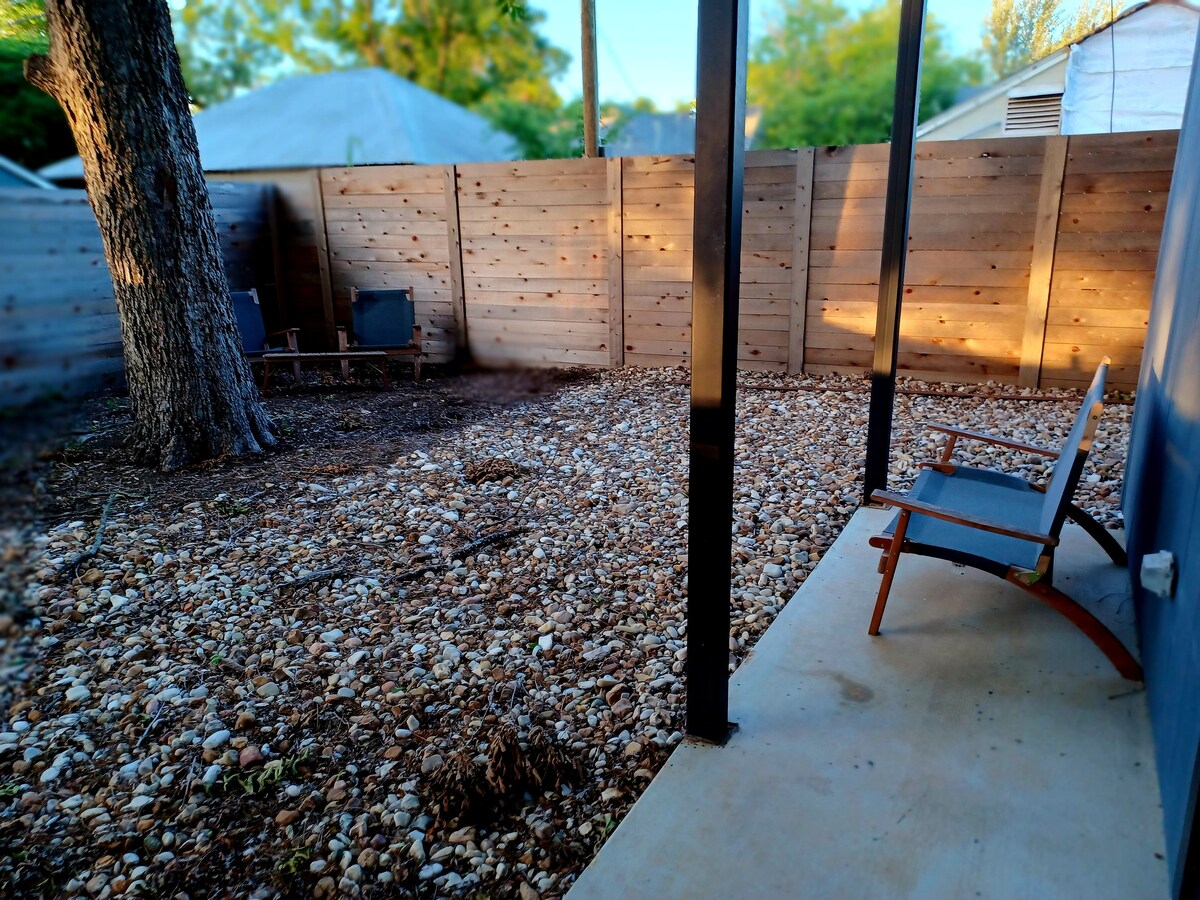 Modern 1 bed 1.5 bath with yard in Hyde Park