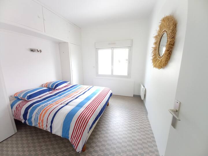 Chumba kikuu cha kulala kina kitanda kikubwa cha kustarehesha cha 160x200, na chumba kikubwa cha kuvaa ili kuhifadhi vitu vyako
Chumba kikuu cha kulala kina kitanda kikubwa cha kustarehesha cha 160x200, na chumba kikubwa cha kuvaa ili kuhifadhi vitu vyako