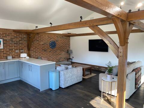 Top Airbnb: Newly converted one bedroom barn in Bournemouth in Hurn