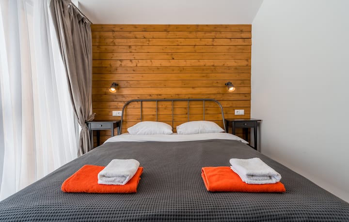 带全景窗户的卧室