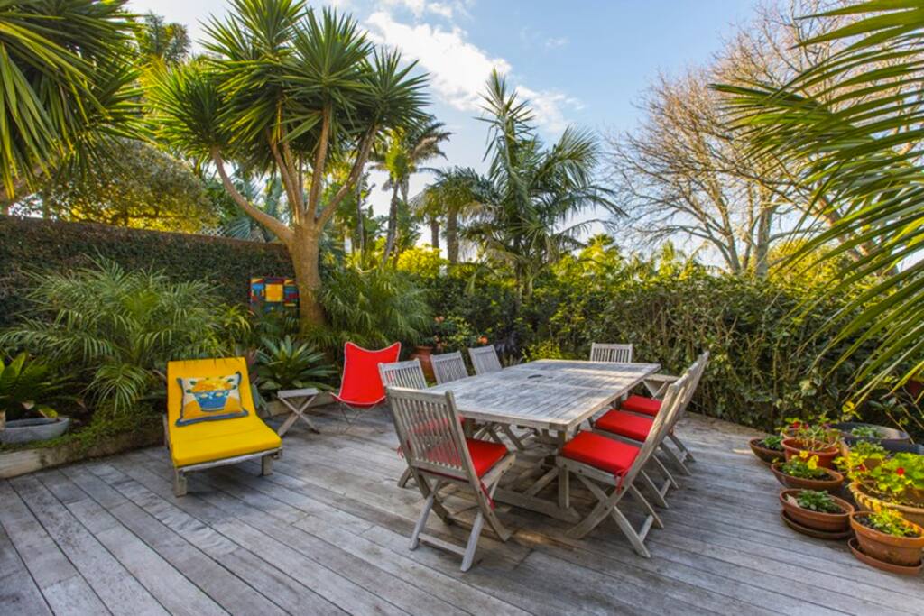 Gorgeous leafy private deck
