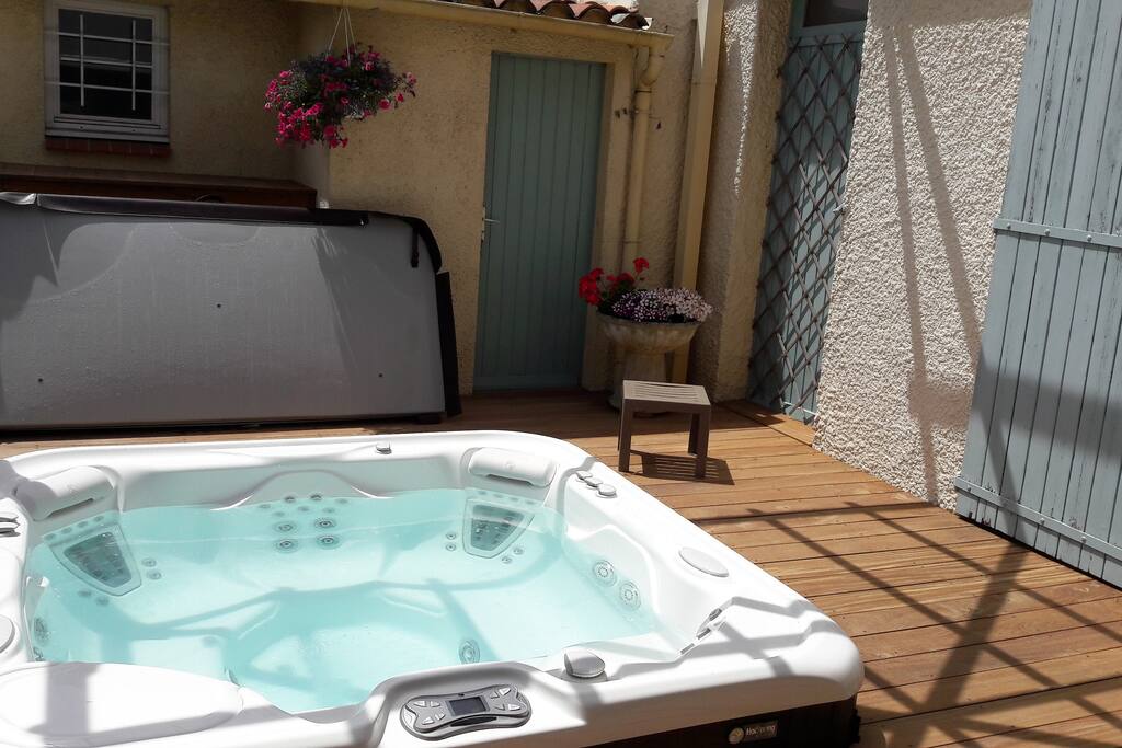 Le spa dans le jardin, la porte est celle de la chambre