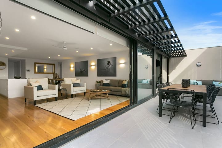 Collins Q1 Luxury Apartment, Heart of Sorrento