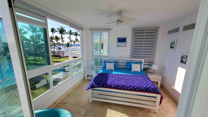 Puedes observar la playa desde el balcón o la cama.