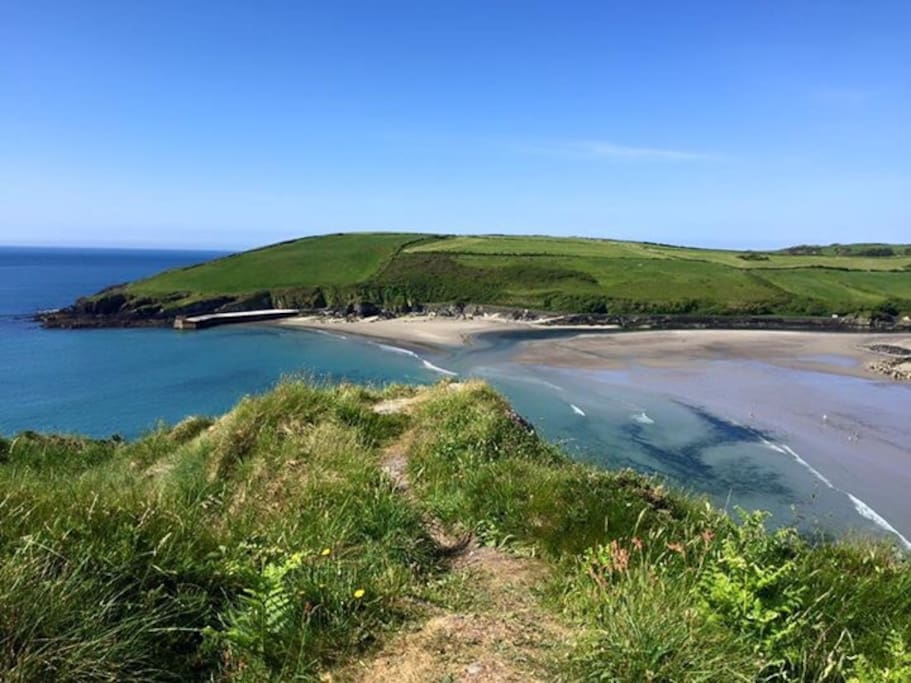 This is the local Warren Beach only a 5 to 10 minute stroll from the property. It has a large car park, lifeguard and toilet facilities. There is safe swimming and is popular .for surfing and kayaking