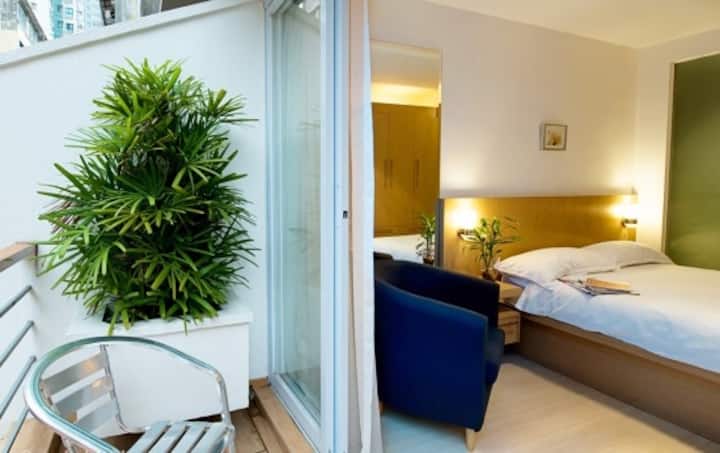 Tasteful Staunton Street Studio, Soho - Hong Kong