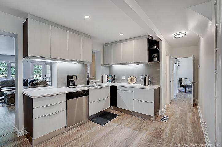 Beautiful Modern Home, Heart of Bayview Village gallery image 3