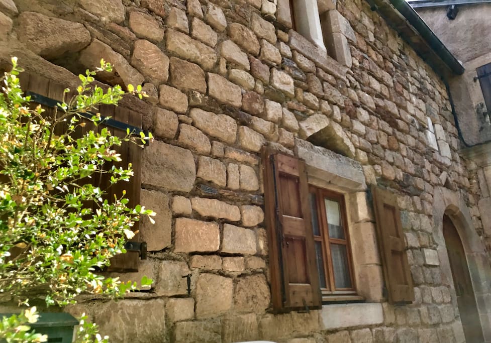 La façade en pierre de la Petite Maison