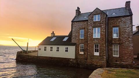 Luxury seaside harbour house retreat with own pier