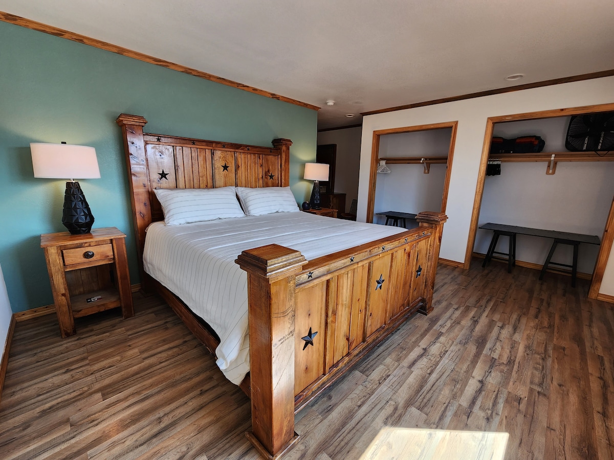 Dormitorio principal con baño privado, muchas áreas de almacenamiento y su propio acceso al patio lateral