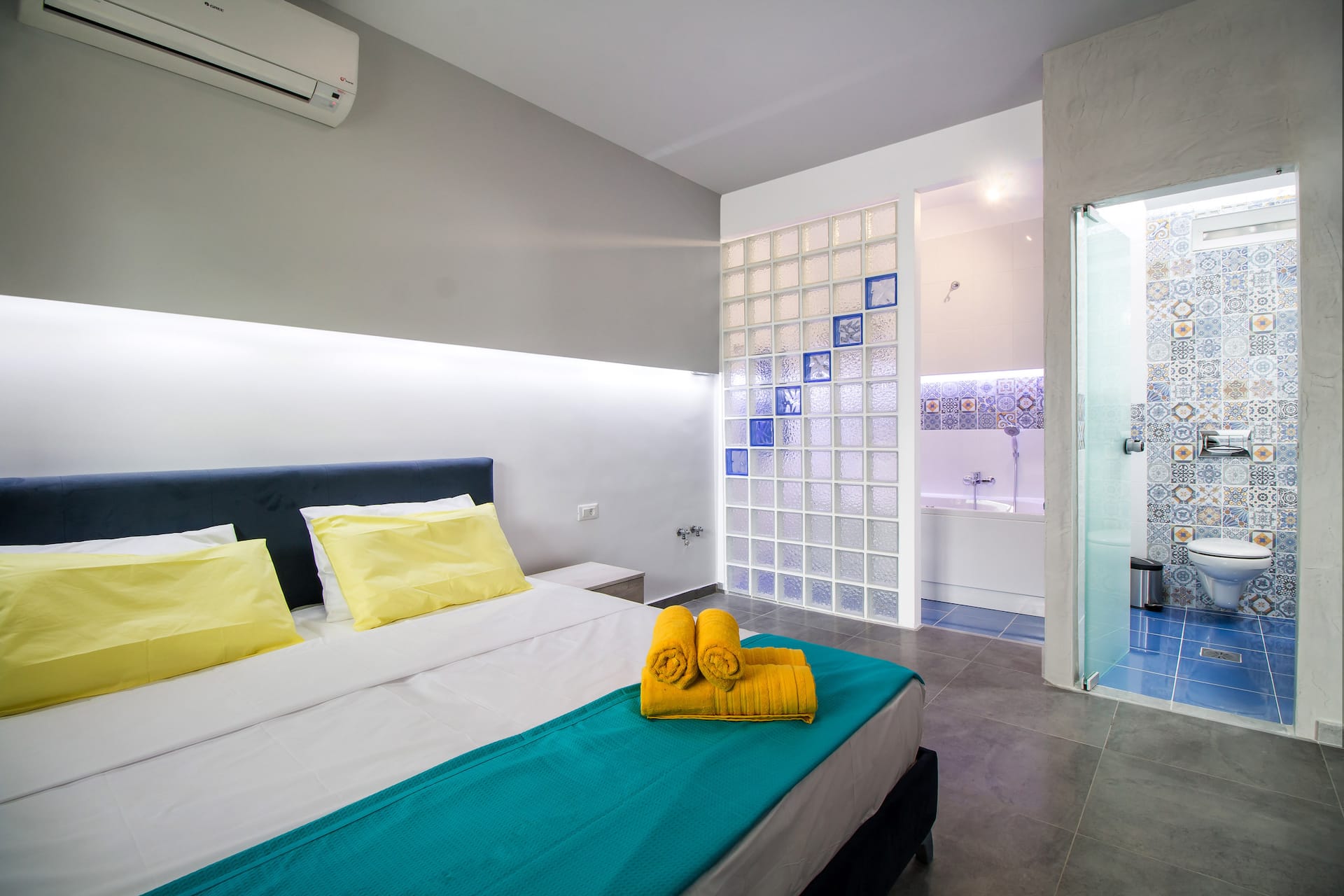 Deluxe Apartment just 80 Metres from Beach