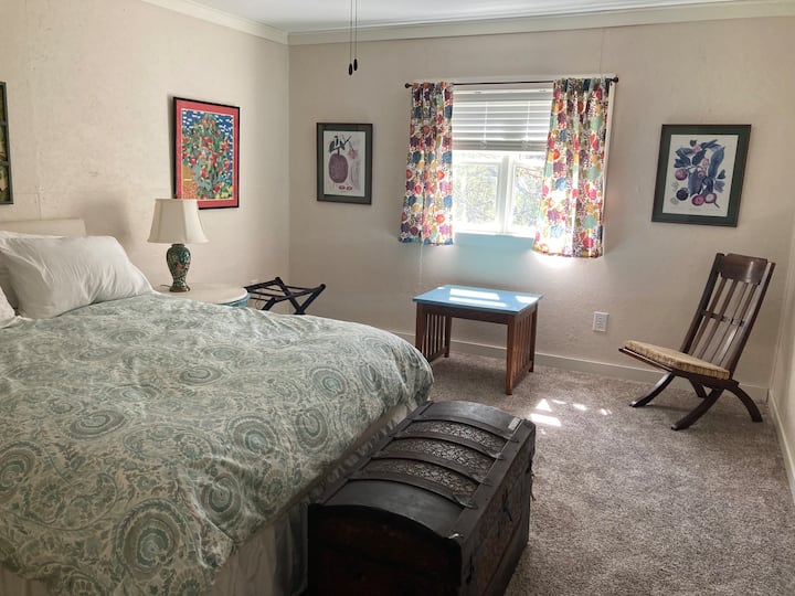 Komfortabel queensize-seng i soveværelset ovenpå. (Til brug, når der er mere end to gæster). 