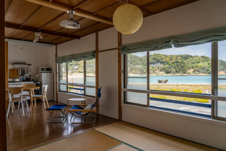 Da ogni stanza è possibile vedere il mare blu di Shimoda.