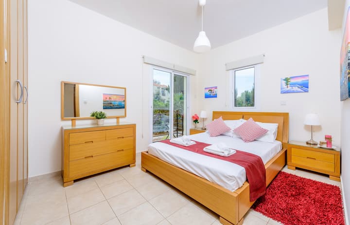Kingsize-Bett mit Balkon, Ankleidebereich und großem eigenem Bad.