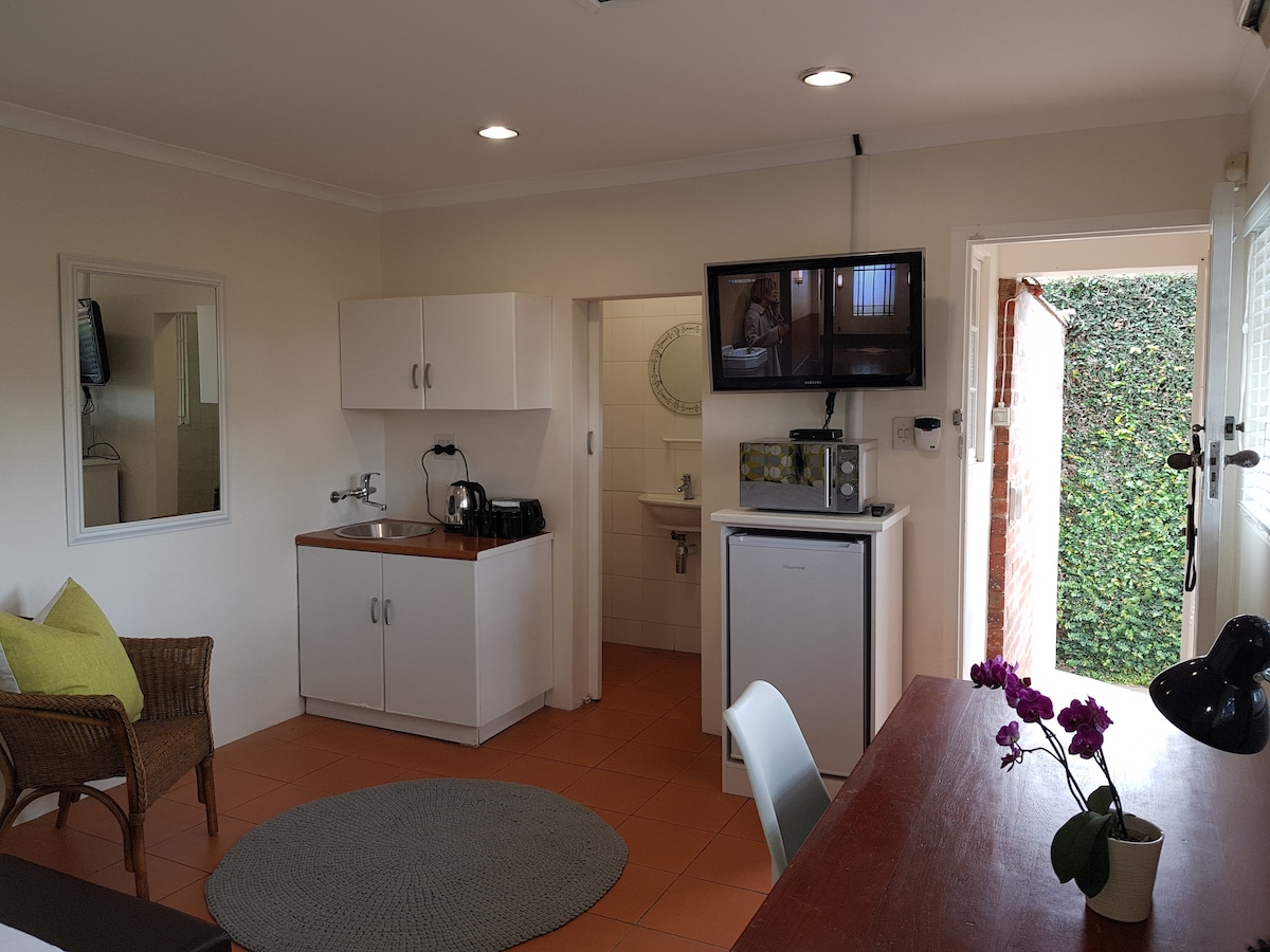 Osigurani su toster za mikrovalnu pećnicu i čaj. Svježe mlijeko i keksi dostupni svaki dan.  Garsonjera je hladna i prozračna.