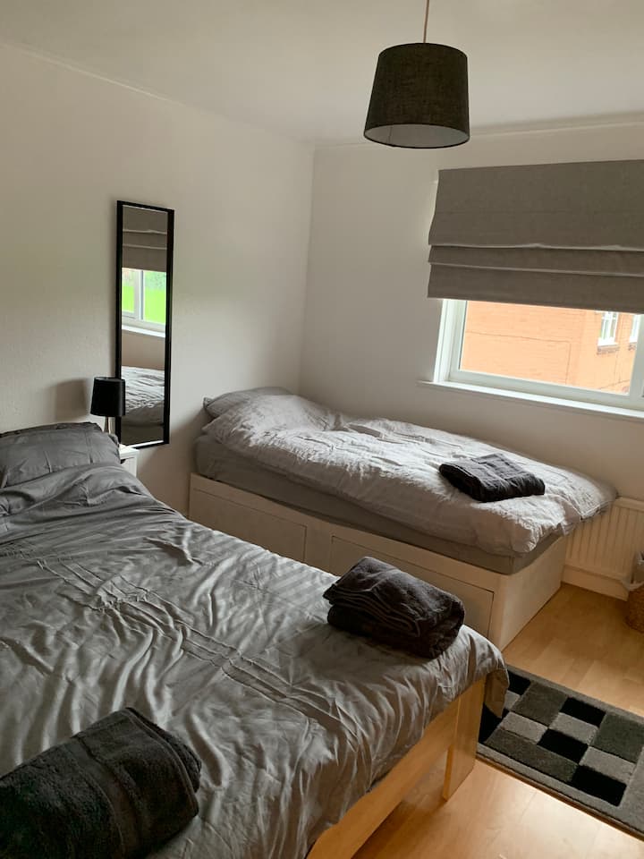 Obiteljska spavaća soba; jedna spavaća soba s bračnim krevetom i krevetom za jednu osobu