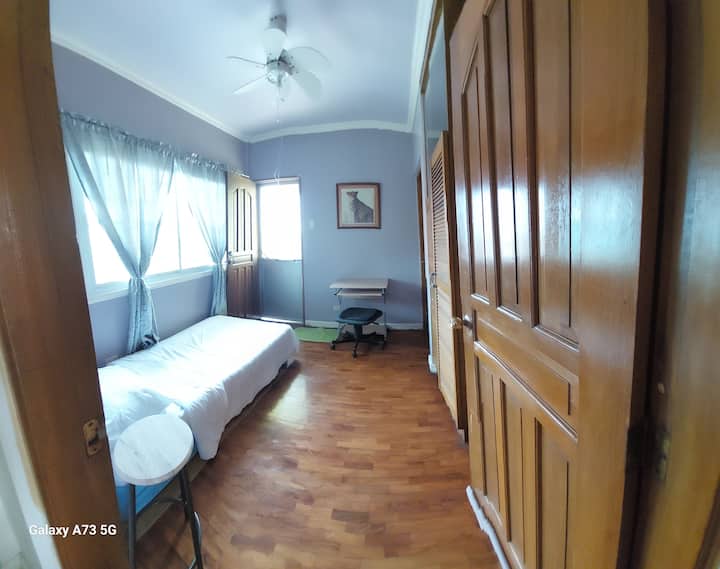 Საძინებელი №1 ერთადგილიანი საწოლით, საკუთარი ტერასით ლამაზი ხედით. Masters Bedroom ‑ ით სარგებლობა იდეალურია ბავშვებისთვის Masters Bedroom ‑ ის გვერდით. Კომპიუტერის მაგიდით ლეპტოპისთვის.