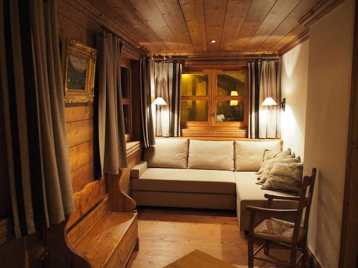 Apartmán kupoly na strane malej obývacej izby. Pohovka môže slúžiť ako posteľ pre 2 osoby a dvojlôžkové posuvné dvere na oddelenie dvoch priestorov.