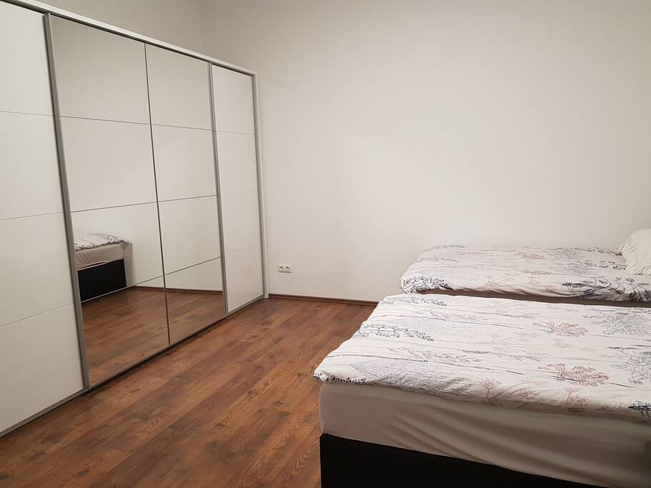 Schlafzimmer mit grossem Schrank - Bedroom with large closet