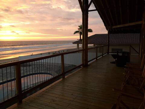 Front row seats to the Pacific Ocean with a pool!