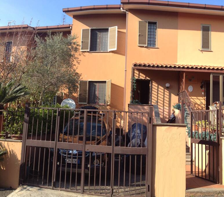 la casa e una Valletta a schiera numero 6.
Più Parcheggio .