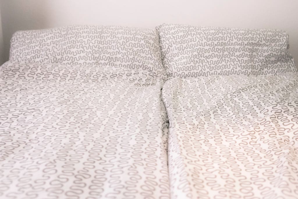 Das Bett ist 140 cm breit und hat eine super dicke Matratze. Hier wirst Du gut und ruhig schlafen.