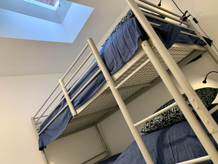 Ორსართულიანი საწოლი ზრდასრულებისთვისაც