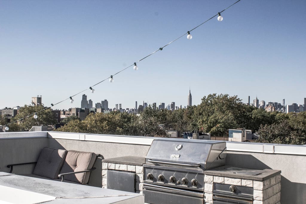 Panoramic view of Manhattan with BBQ and fridge.