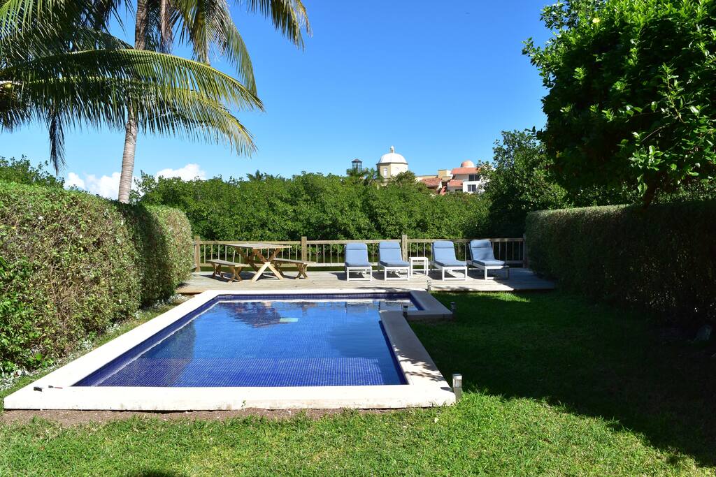 Jardín y Alberca -
Garden & Pool