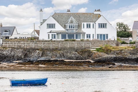Popular Airbnb listing: Oonavara - Large beachfront holiday house in Maelog, Rhosneigr