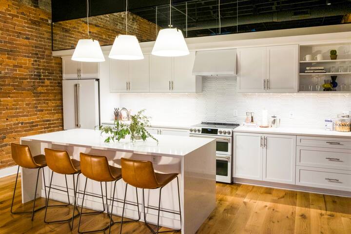 Luxury Loft w/ River View – 1 block from Broadway gallery image 5