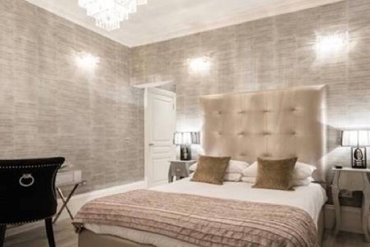 Knightsbridge – 2bd near famous HARRODS (A) gallery image 2