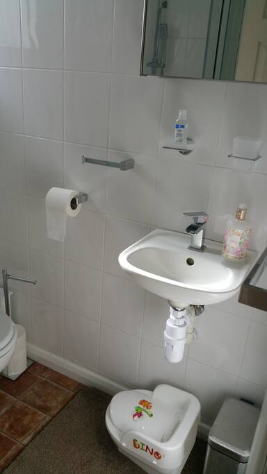 Shower room.