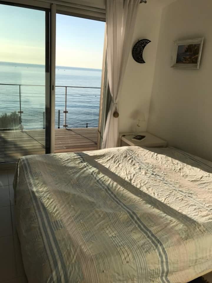 Een 160 bed en een prachtig uitzicht op zee voor de grote slaapkamer...