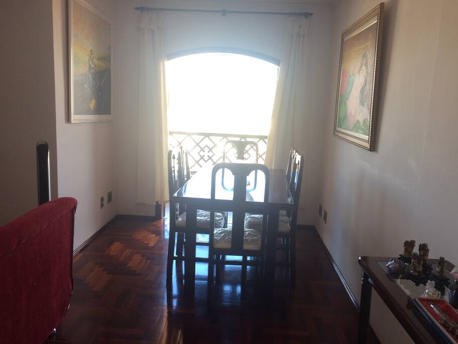 Sala com mesa para 6 pessoas