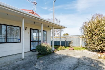 Cosy double bedroom in small townhouse