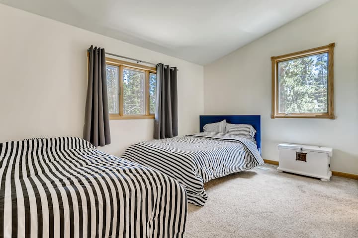¡Esta habitación incluye una cama queen y una cama matrimonial!