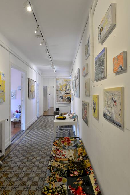 le grand couloir-galerie d'art (ici une exposition d'Alexandra Allard)