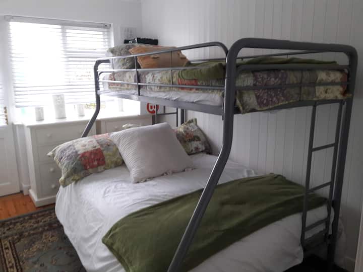 Este dormitorio tiene una segunda entrada