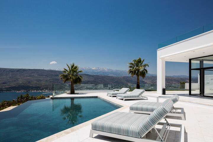 Panoramic sea views, private heated pool & jacuzzi gallery image 2