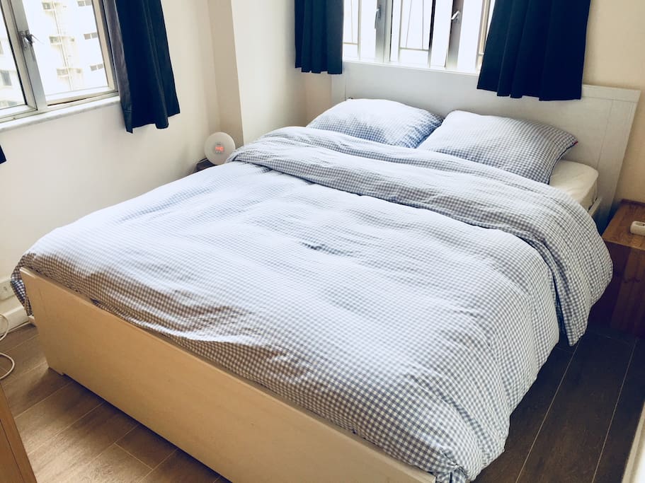 Bedroom with Queen bed