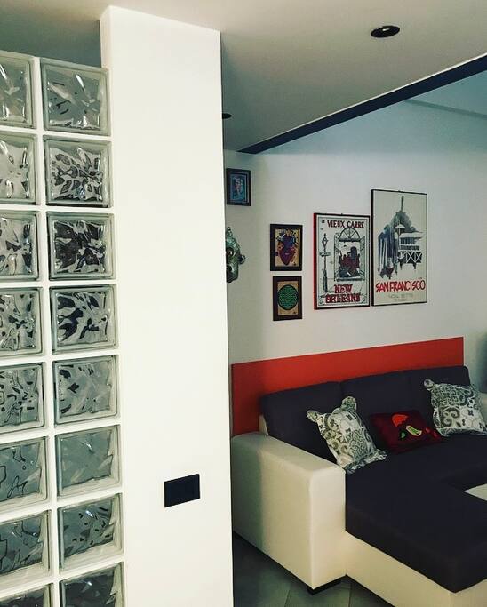 Ingresso e salotto,con divano.
Dotato di televisore e aria condizionata.