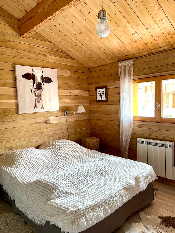 ห้องนอน 3 ชั้นบนพร้อมห้องน้ำส่วนตัว (ห้องสวีทหลัก)