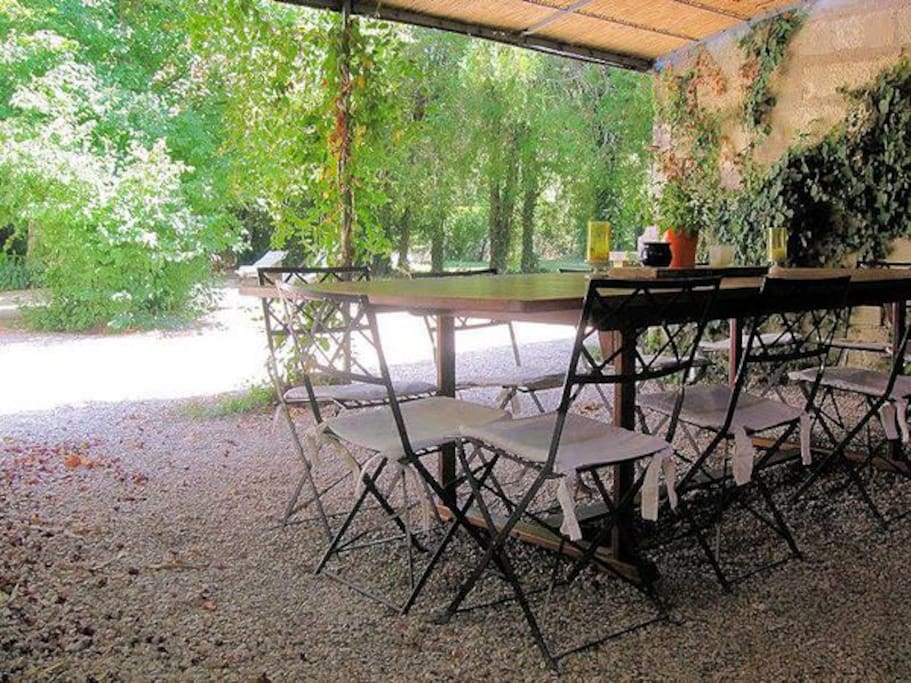 Coin déjeuner extérieur sous pergolas